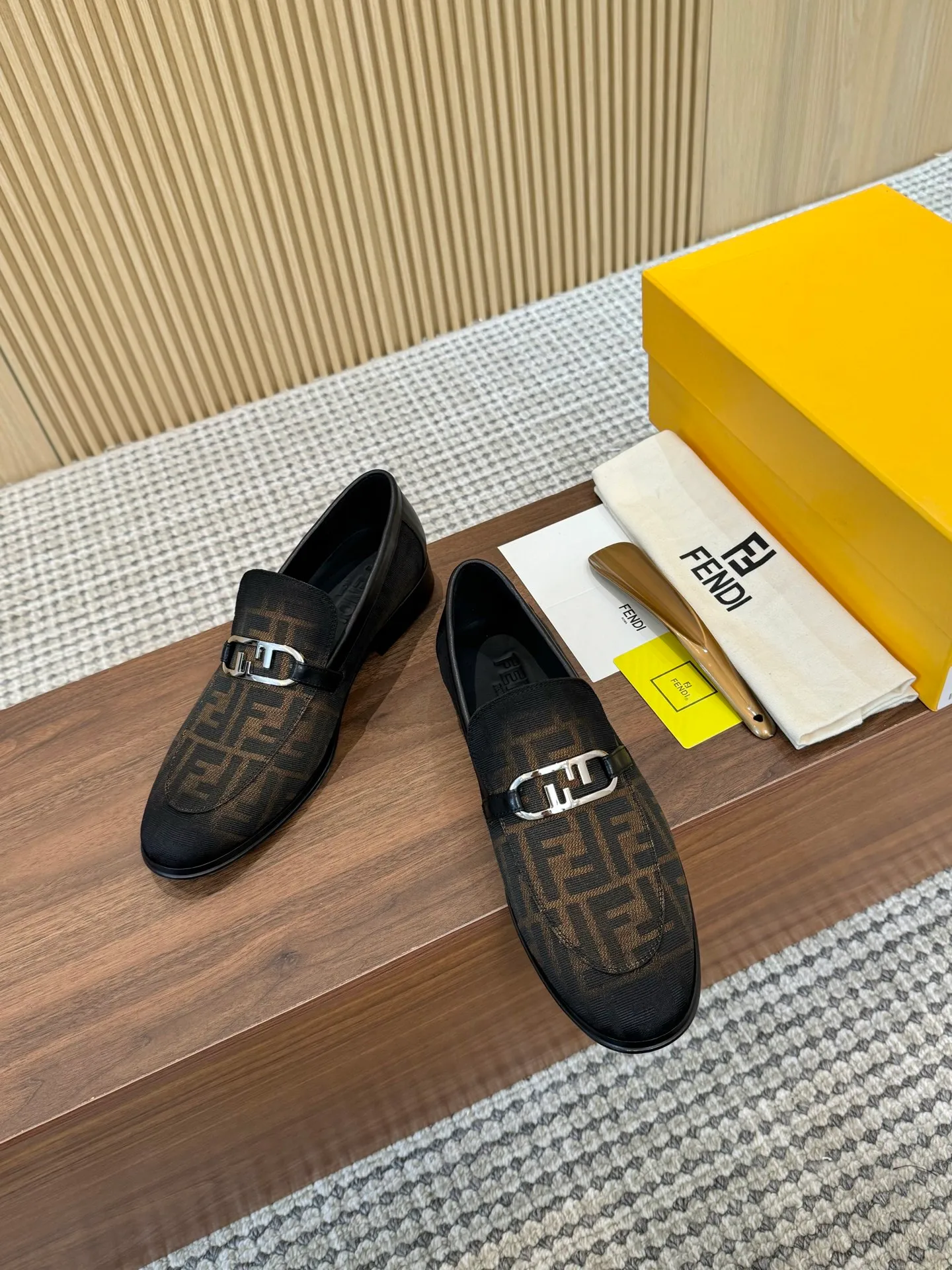 [FENDI] Top P: 980💰 ▪️Size: Men's 39-44. (Customized at 38.45.46) Fendi men's business casual leather shoes Imported brand cloth/calfskin/open edge beads/brand logo printing -Inside: Comfortable cowhide lining -Outsole: Genuine leather outsole with rubber backing embedded in the heel, perfect injection molding -Ultra-high quality control·Fine workmanship: highlighted (high-end·luxury·grade)